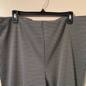 H&M Monochrome Houndstooth elastic waist Trousers Flared bottom.No side zipper.